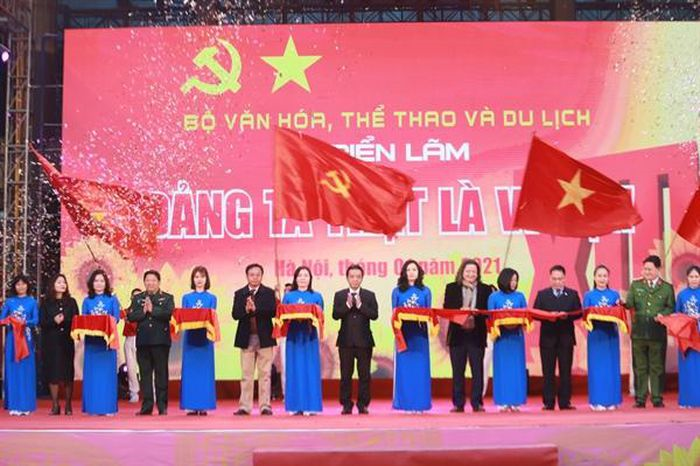 “Đảng ta thật là vĩ đại”: Triển lãm chào mừng Đại hội lần thứ XIII của Đảng 
