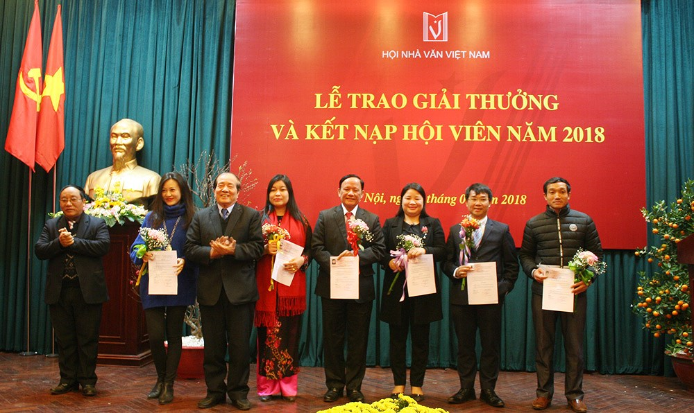 Nhà văn, nhà thơ và câu chuyện danh xưng