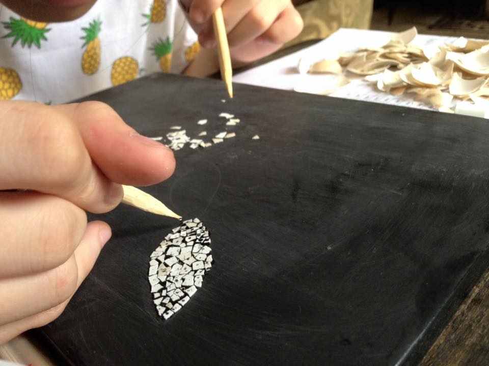 Sáng tạo tranh sơn mài bằng vỏ trứng với kỹ thuật khảm nổi